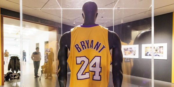 Canotta di Kobe Bryant venduta per una cifra incredibile: è tra i cimeli sportivi più costosi di sempre