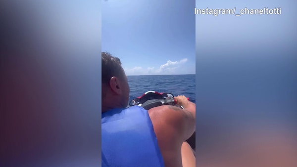 Totti show alle Maldive sulla moto d'acqua