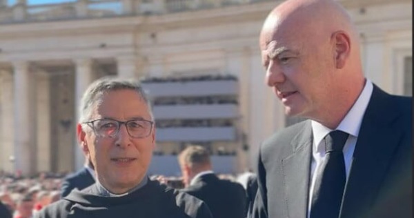Infantino, l'ultimo saluto a Papa Francesco: "Il calcio e i Mondiali strumenti per unire i popoli"
