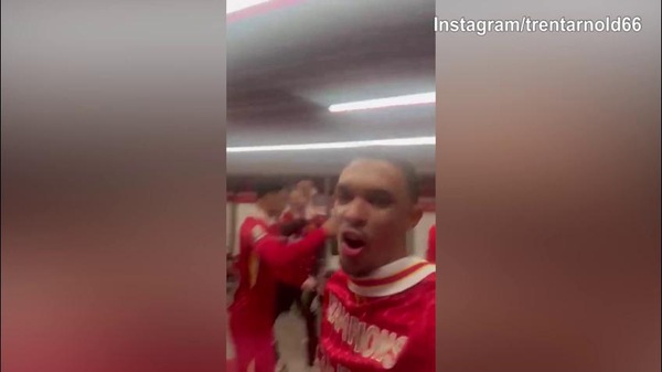 Liverpool campione d'Inghilterra,  Alexander-Arnold festeggia negli spogliatoi