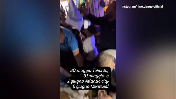 Napoli, Nino D'Angelo festeggia la vittoria sul Torino