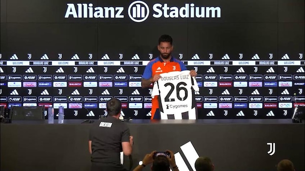 Douglas Luiz si sfoga sui social
