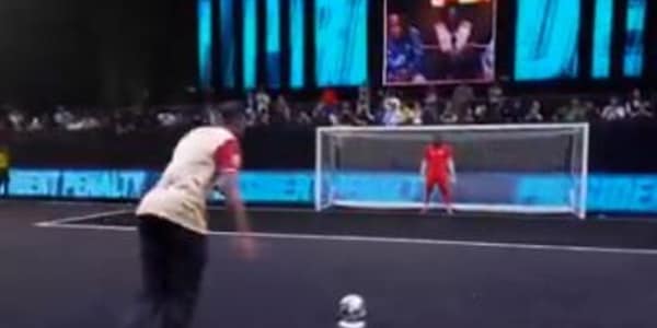 Maignan show in Kings League: il portiere segna un rigore pazzesco