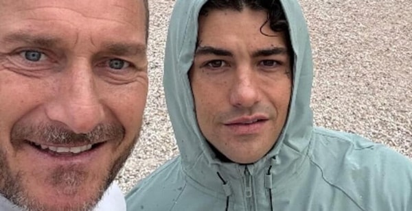 Totti e Tony Effe insieme, palleggiano al Circo Massimo e mandano in delirio il web