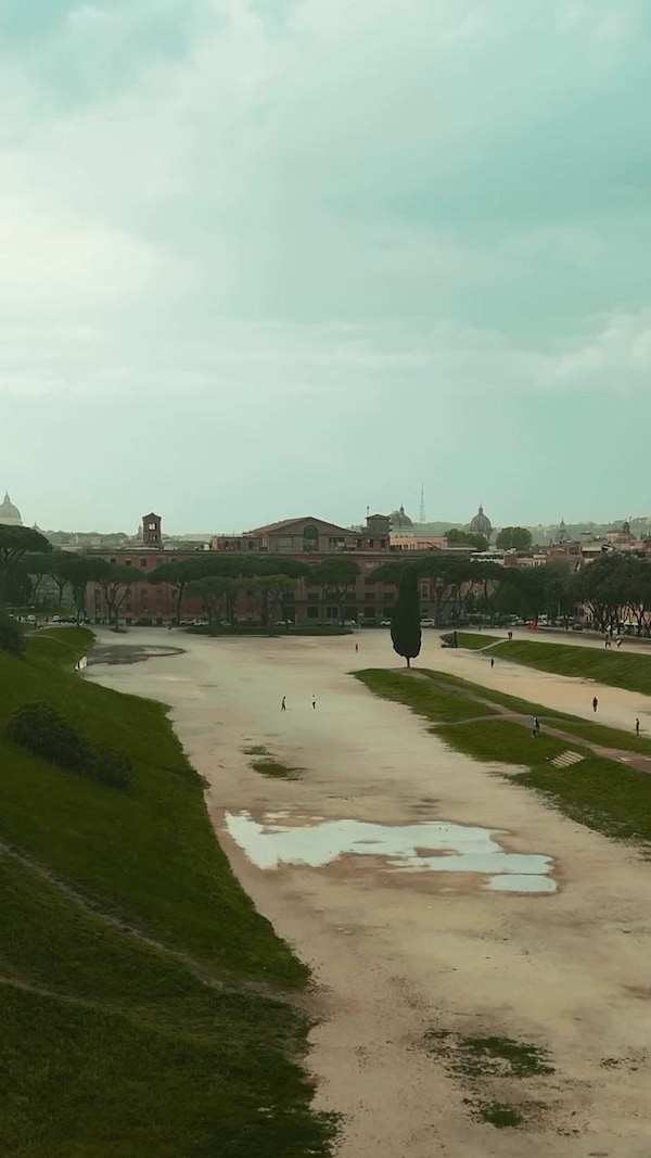 Francesco Totti palleggia con Tony Effe al Circo Massimo