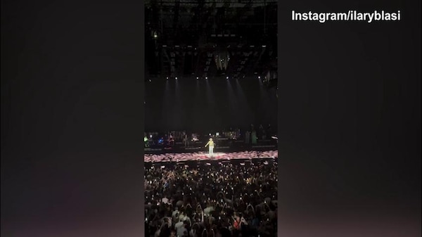 Ilary Blasi si scatena al concerto di Jovanotti