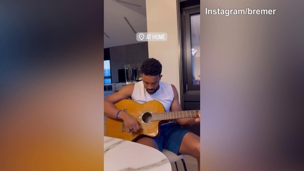 Juve, la classe di Bremer...con la chitarra