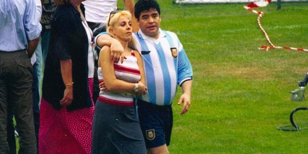 "Parlo con Maradona": la toccante confessione della moglie