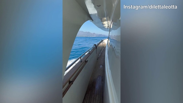 Diletta Leotta si gode il mare della Sicilia con la figlia
