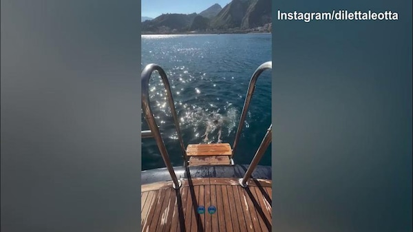 Diletta Leotta in acqua nel mare della "sua" Sicilia