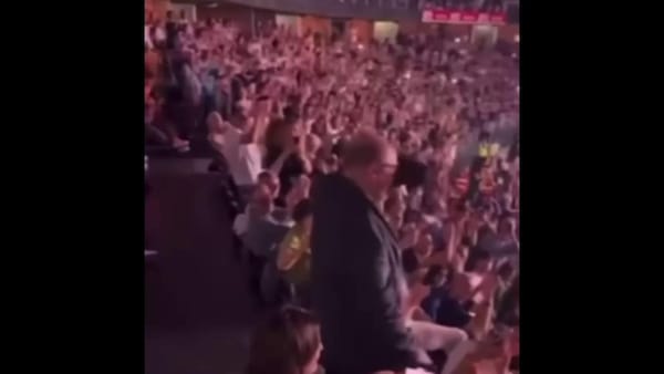 "Renato Zero papa" al concerto di Jovanotti e il saluto di Verdone