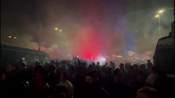 Il Napoli torna a casa da Lecce: è delirio tra i tifosi!