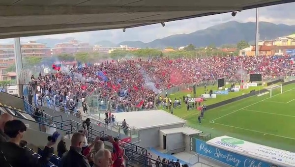 Il Pisa promosso in Serie A: la festa dei tifosi nerazzurri