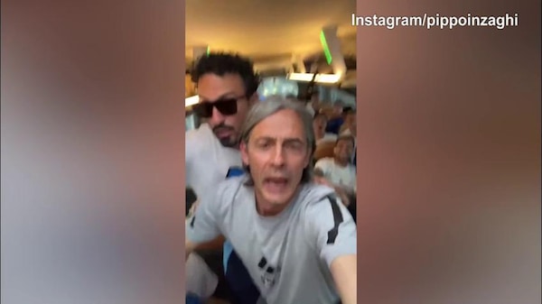 Pisa festeggia la Serie A, Filippo Inzaghi scatenato sul pullman