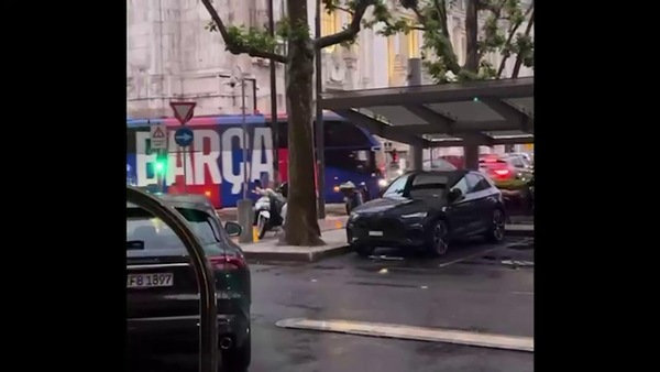 Barcellona in ritiro a due passi dalla stazione, i tifosi aspettano Yamal