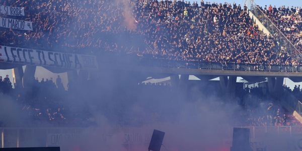 Lecce, la decisione del giudice sportivo dopo lo striscione offensivo e i fumogeni nella sfida con il Napoli
