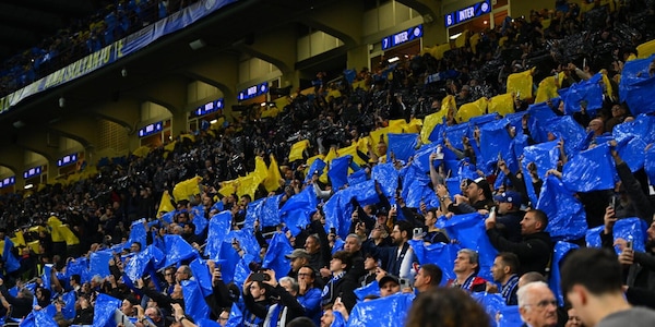 Festa Inter a Milano: tifosi in piazza Duomo acclamano Acerbi e Frattesi fino a notte fonda