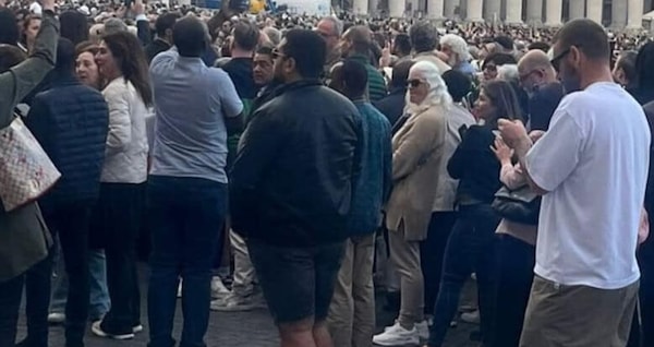 Conclave per il nuovo Papa: spunta anche De Rossi in piazza San Pietro