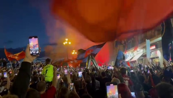 Pisa, festa promozione in città: cori, fumogeni e bandiere accompagnano il pullman scoperto della squadra