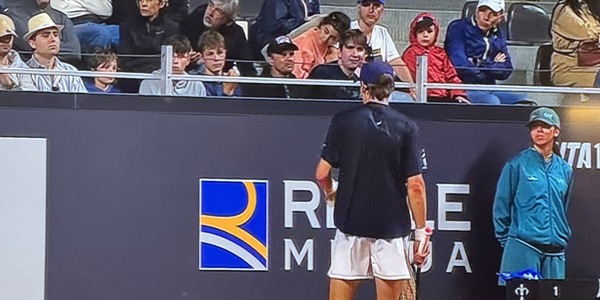 De Minaur risponde a uno spettatore molesto e interviene l’arbitro: cosa è successo nella sfida con Nardi