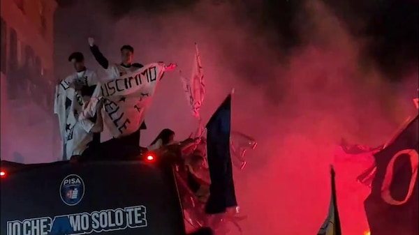 Pisa, festa con il pullman per una città in festa