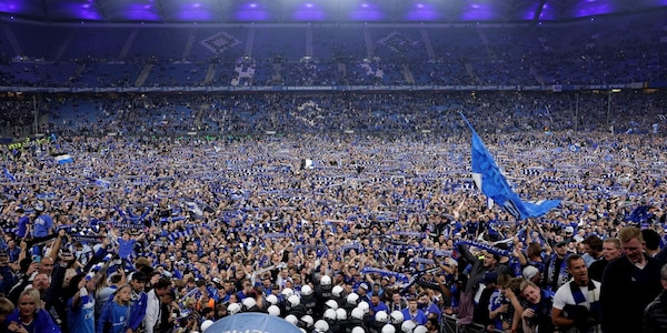 Caos in Germania, la festa promozione dell'Amburgo degenera: 25 tifosi finiscono in ospedale
