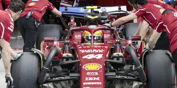 Ferrari, arriva il primo abbraccio di Hamilton con Imola. E tanta voglia di riscatto