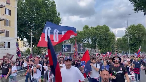 Tifosi Bologna in corteo a Roma: l'atmosfera per la finale di Coppa Italia