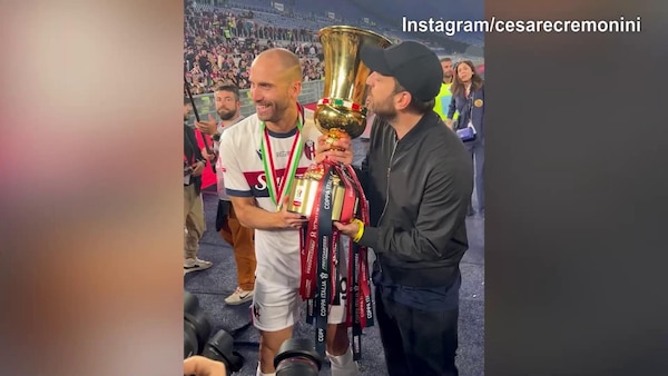 Bologna, Cremonini in campo festeggia la Coppa Italia con la squadra