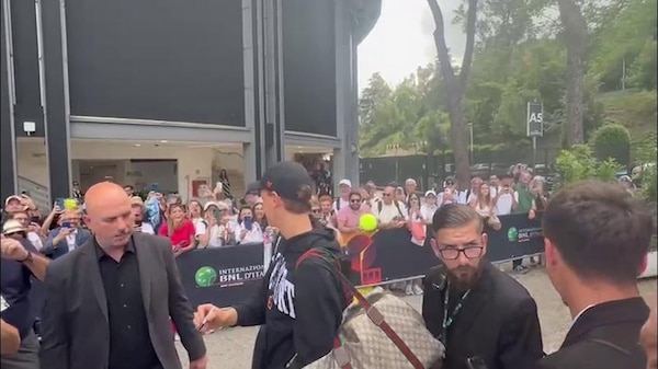Sinner entra al Foro Italico per la sfida con Ruud, tifosi in delirio a Roma
