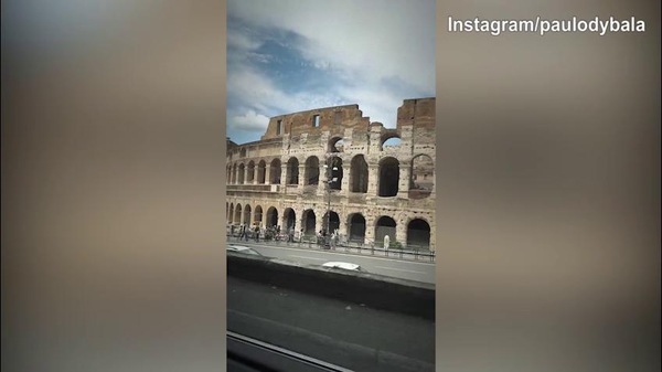 Dybala innamorato di Roma: eccolo sotto il Colosseo