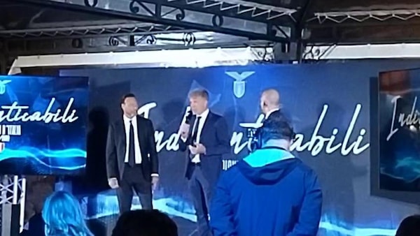 Baroni e l'omaggio a Eriksson durante la festa per il 25° anniversario dello scudetto