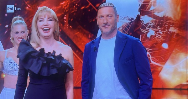 Totti show a Ballando con le stelle: pubblico in delirio, tutte le battute