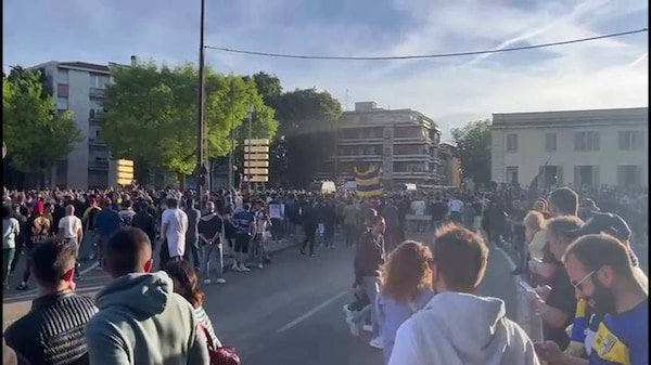 L'arrivo dell'autobus del Napoli allo stadio Tardini