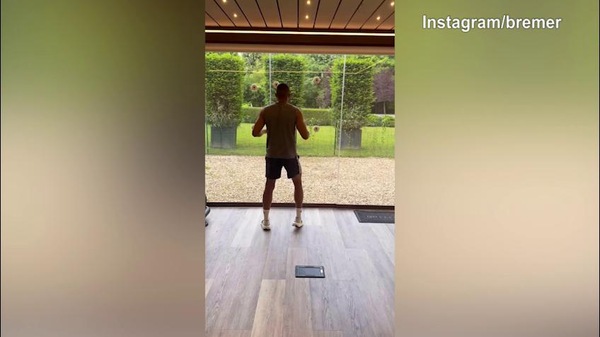 Juventus, Bremer si allena con la pallina da tennis per la riabilitazione