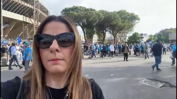 L’attesa davanti al Maradona: tifosi pronti a spingere la squadra di Conte