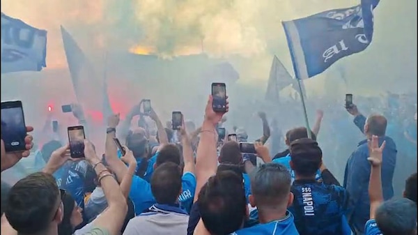Napoli-Cagliari, l'arrivo in festa del pullman azzurro