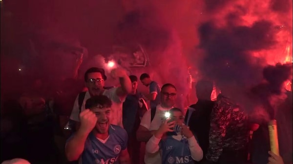 Napoli, festa infinita fuori dal "Maradona