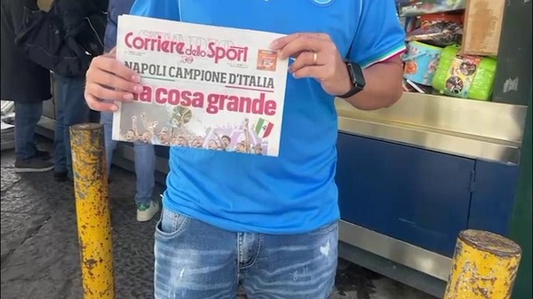 Napoli, fila nelle edicole: a caccia di un giornale storico