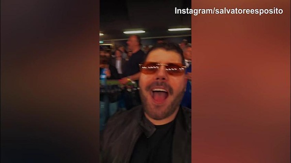 Salvatore Esposito celebra lo Scudetto dagli spalti: "Seee"