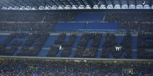 Clamorosa contestazione dei tifosi del Milan: formano una scritta gigante in curva contro la società