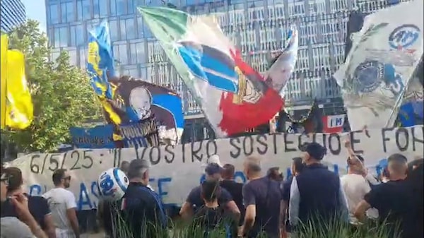 Biglietti finale Champions League, scatta la protesta dei tifosi dell'Inter sotto la sede nerazzurra