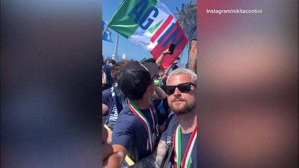 Napoli, la festa vista dal pullman con Contini