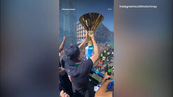 McTominay e quel bacio alla coppa dello Scudetto