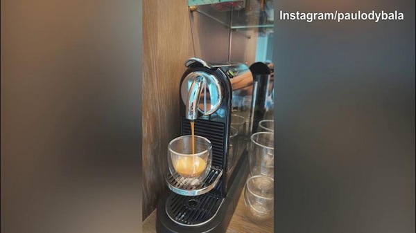 Paulo Dybala si rilassa con...un buon caffè