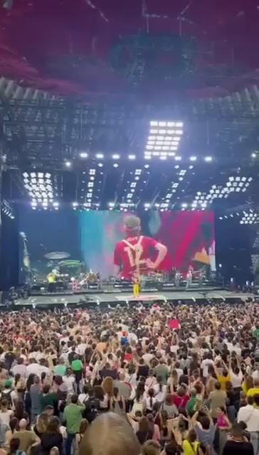 Jovanotti sul palco con la maglia della Roma: "Non ti piace? Sei della Lazio..."