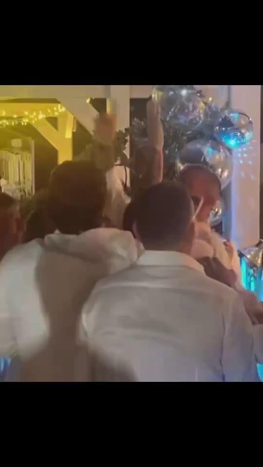 Festa moglie Spinazzola, i canti e i balli hanno fatto il giro del web