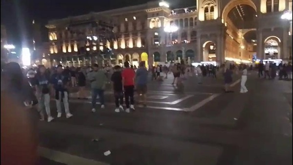 Psg-Inter, Piazza Duomo si svuota tra la delusione dei tifosi