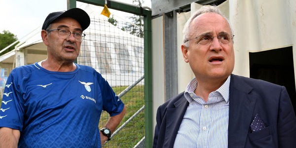 "Toccato il fondo. Sarri furioso? Sapeva chi era Lotito…". Le parole dell’ex Lazio accendono i tifosi