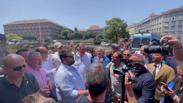 Napoli, Mertens incontra Tommaso Starace all'esterno del Maschio Angioino